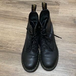 Dr. Martens 11821 Airwair Women’s Boots